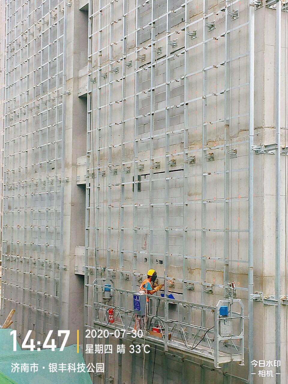 14#楼幕墙龙骨安装.jpg